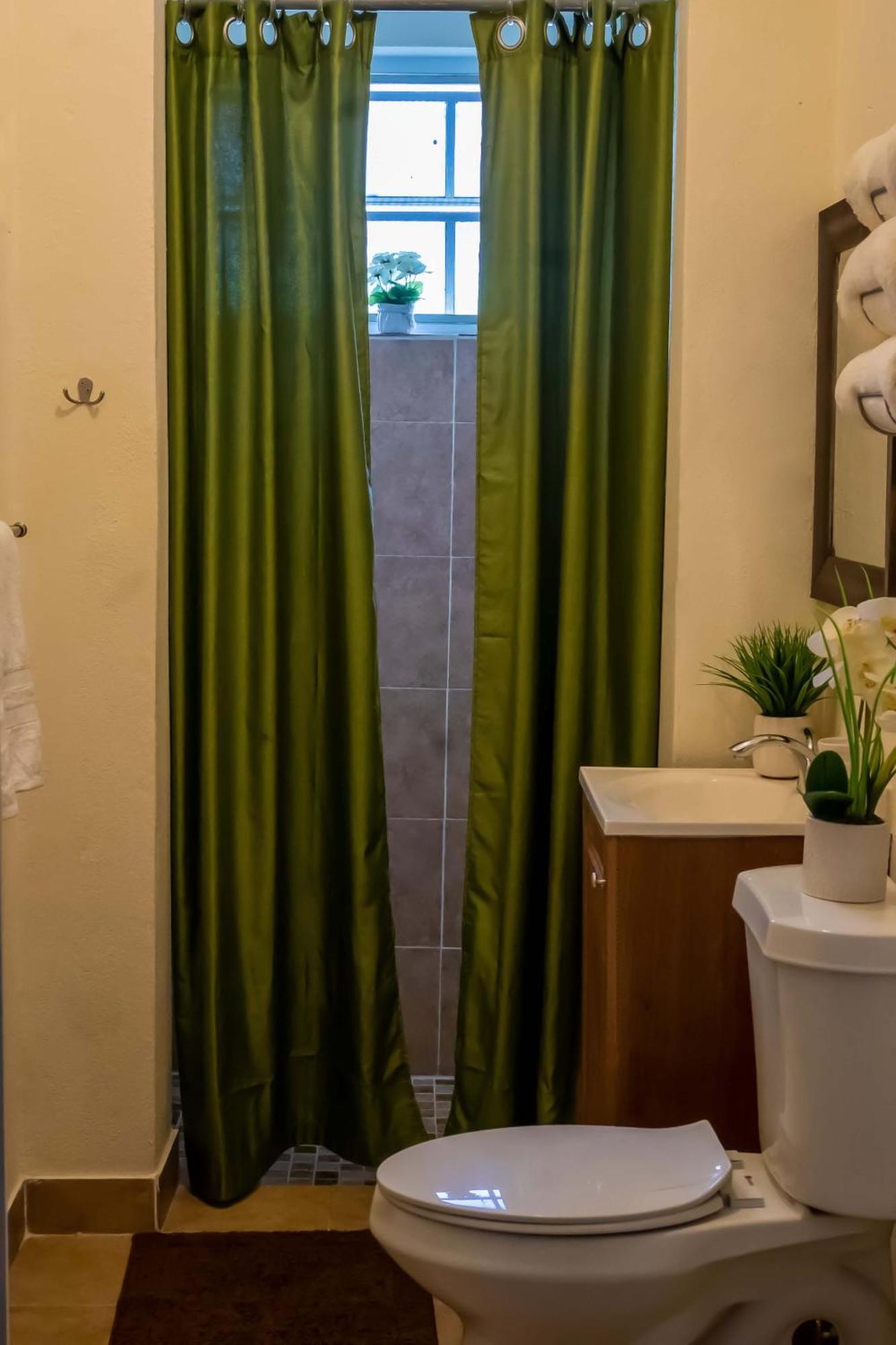 A Taste Of Paradise - Vacation Rentals Close To Us Embassy & Restaurants 拿骚 外观 照片