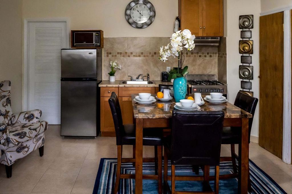 A Taste Of Paradise - Vacation Rentals Close To Us Embassy & Restaurants 拿骚 外观 照片